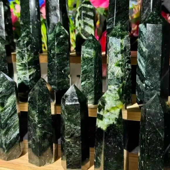 Green Kyanite Tower - Picture 1 of 2